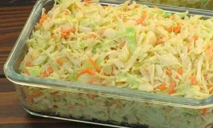 Salată de varză, morcov și ceapă: Rețetă rapidă și delicioasă