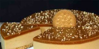 Tort Fără Coacere cu Biscuiți și Glazură de Caramel: Deliciu Aromat și Ușor de Preparat