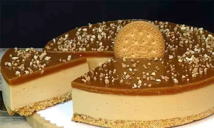 Tort Fără Coacere cu Biscuiți și Glazură de Caramel: Deliciu Aromat și Ușor de Preparat