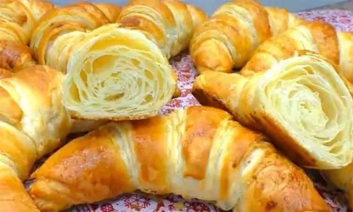 Cum facem cele mai bune Croissante cu Unt - Pufoase, Gustoase și Aromate