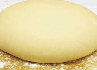 Descoperiți rețeta unui aluat fraged pe bază de iaurt, fără ouă, ideal pentru diverse preparate: plăcinte, brioșe, pizza și multe altele