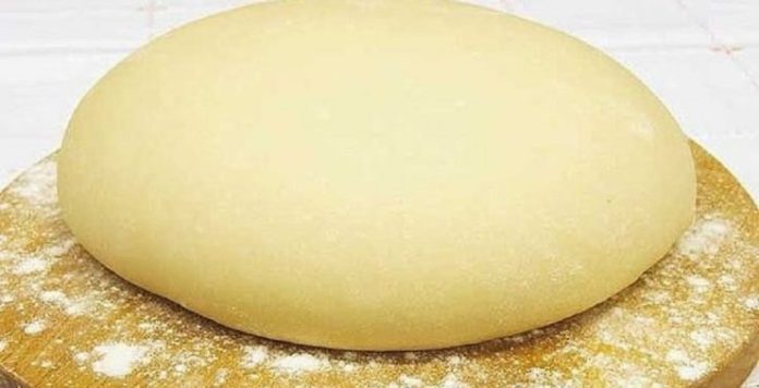 Descoperiți rețeta unui aluat fraged pe bază de iaurt, fără ouă, ideal pentru diverse preparate: plăcinte, brioșe, pizza și multe altele