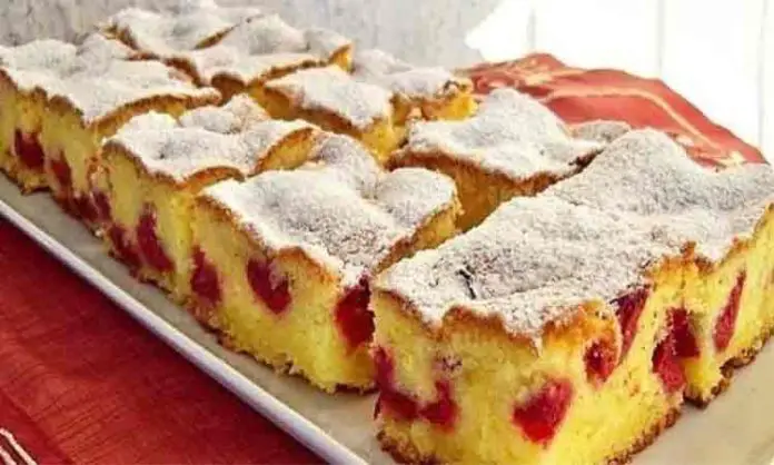 Prăjitură cu Cireșe și Blat Pufos: Rețetă Rapidă și Ușoară