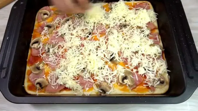 Pizza Rapidă: Rețetă Simplă și Gustoasă pentru o Seară Perfectă