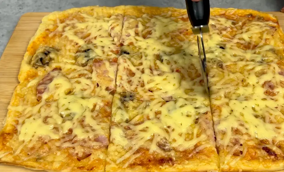 Reteta de Pizza Simplă și Delicioasă – Gata în 15 Minute la Cuptor
