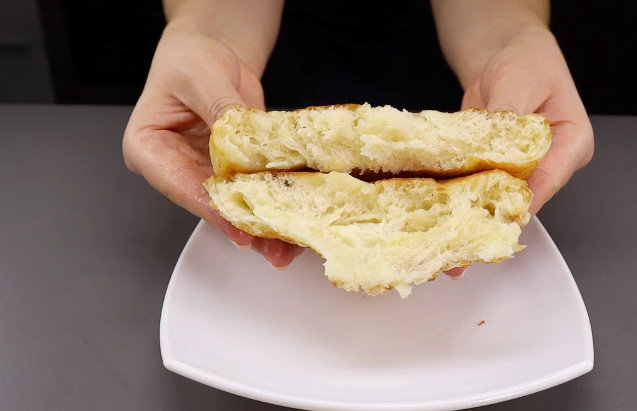 Descoperă reteta de Plăcinte cu Brânză - Aluatul din Cartofi, Secretul Delicios