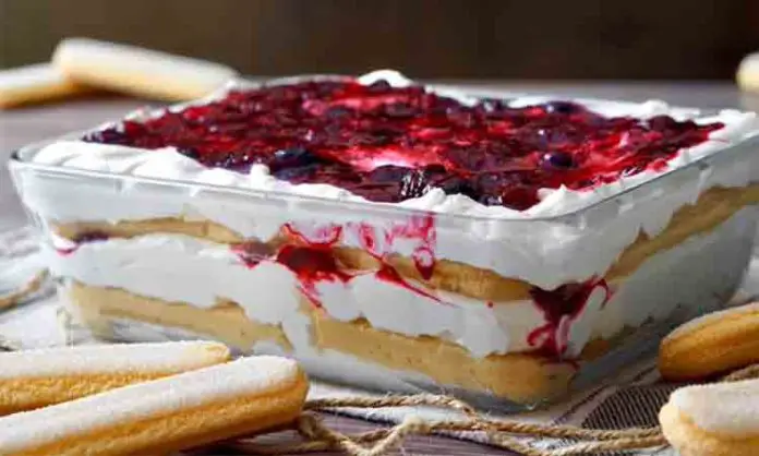 Descoperă o rețetă simplă și delicioasă de tiramisu cu fructe de pădure și mascarpone, perfectă pentru orice ocazie