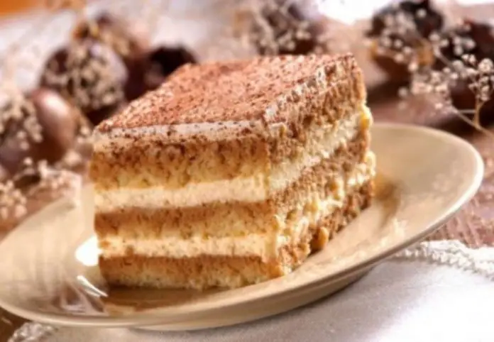 Delicioasa prăjitură cu cremă de frișcă - O rețetă simplă și irezistibilă pentru întreaga familie