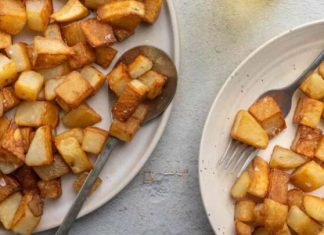 Descoperă cum să gătești cartofi țărănești în stil ardelenesc, o rețetă simplă și savuroasă.