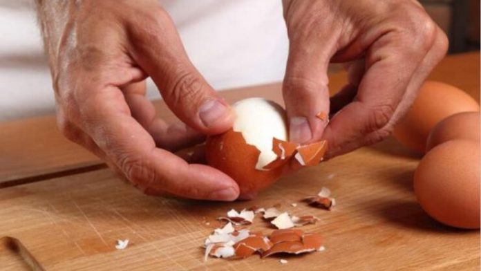 Cum să Decojești Rapid Ouăle Fierte: Trucuri Puțin Cunoscute