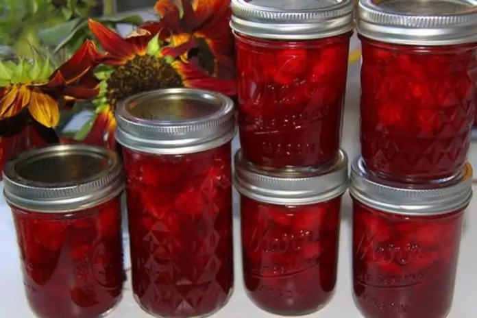 Cum să Pregătiți un Gem Aromat de Căpșuni pentru Iarnă – Rețeta Pas cu Pas