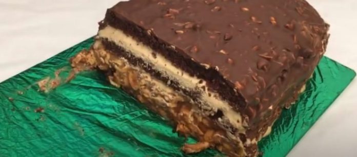 Rețeta Tortului "Snickers" – Deliciu de Ciocolată și Caramel cu Arahide!