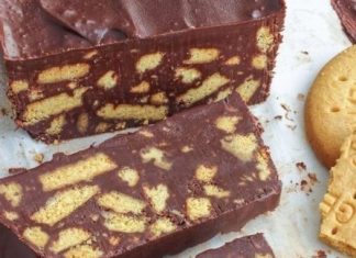 Prăjitură Fără Coacere cu Ciocolată și Biscuiți - O Rețetă Rapidă și Delicioasă
