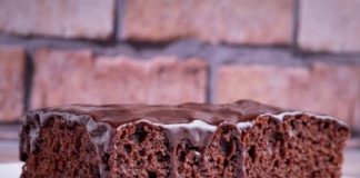 Negresă cu Glazură de Ciocolată: Rețetă Simplă și Delicioasă
