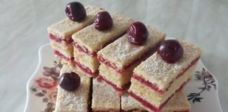 Prăjitură cu Foi și Cremă de Budincă cu Vișine: Rețetă Detaliată