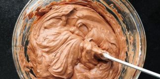 Cremă de Ciocolată Perfectă pentru Torturi și Prăjituri