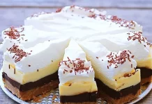 Rețetă Delicioasă de Tort Kinder cu Blat de Biscuiți și Cremă de Vanilie și Ciocolată
