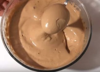 Rețetă rapidă de cremă-mousse de cafea – Deliciu pufos în doar câteva minute!