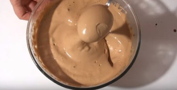 Rețetă rapidă de cremă-mousse de cafea – Deliciu pufos în doar câteva minute!